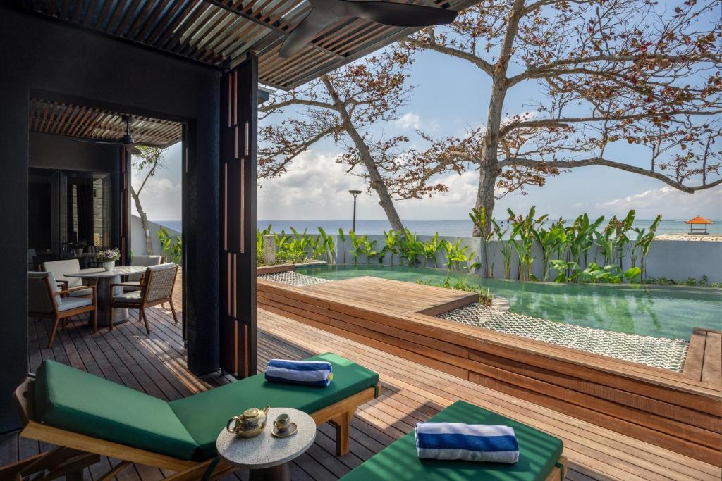Bazén v ubytování Sumitra Luxury Villas & Resort by Pramana nebo v jeho okolí