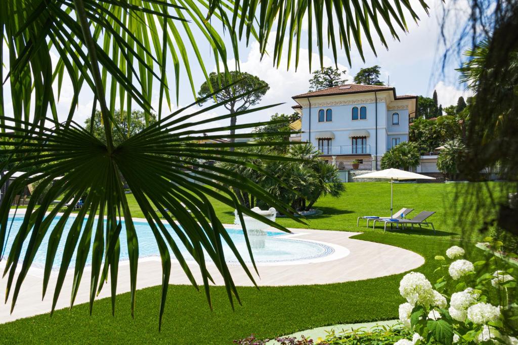 vista su una casa e una piscina di Villa Angela Luxury Relax a Desenzano del Garda