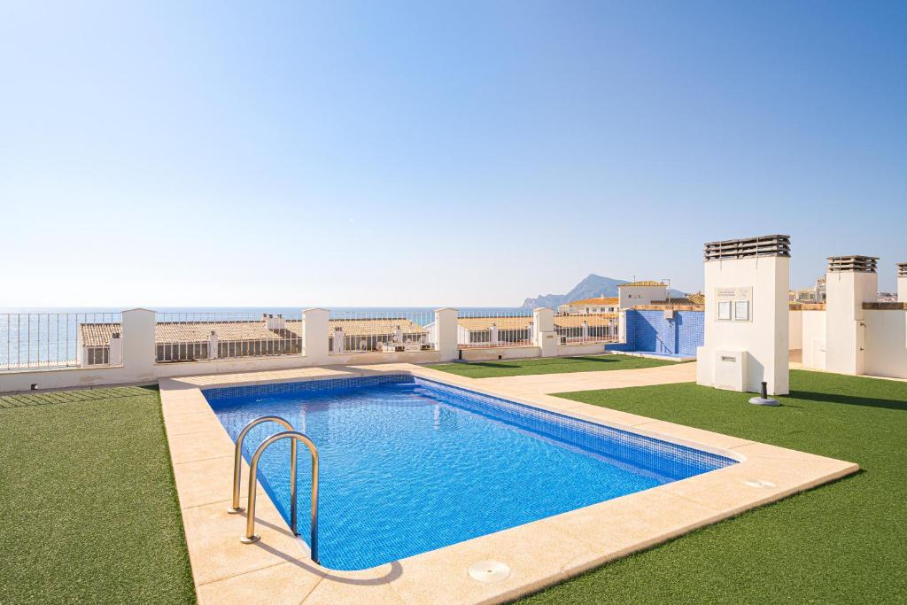 ein Pool auf dem Dach eines Gebäudes in der Unterkunft Relaxing zen Capnegret 2 in Altea