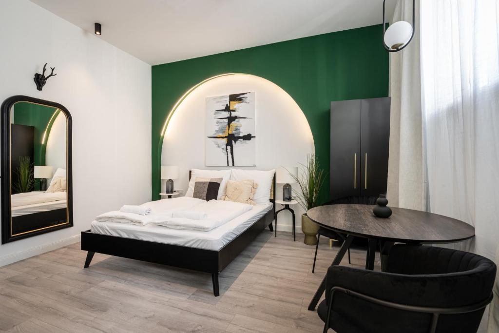 een slaapkamer met een bed en een tafel bij R6 - Boutique Apartments, Best Location By BQA in Boedapest