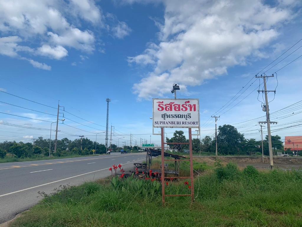 a sign on the side of a road at รีสอร์ท สุพรรณ in Suphan Buri