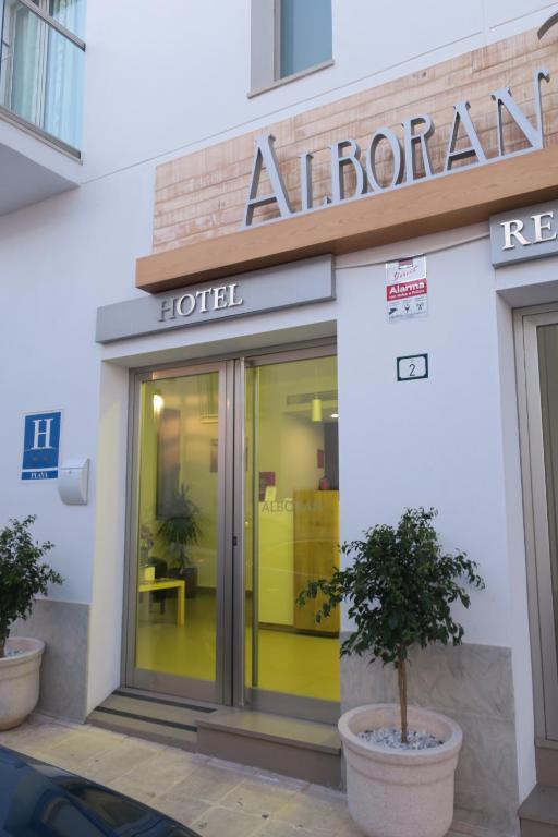 un ingresso dell'hotel con un cartello che indica l'Atario Hotel di Alboran hotel a Carboneras