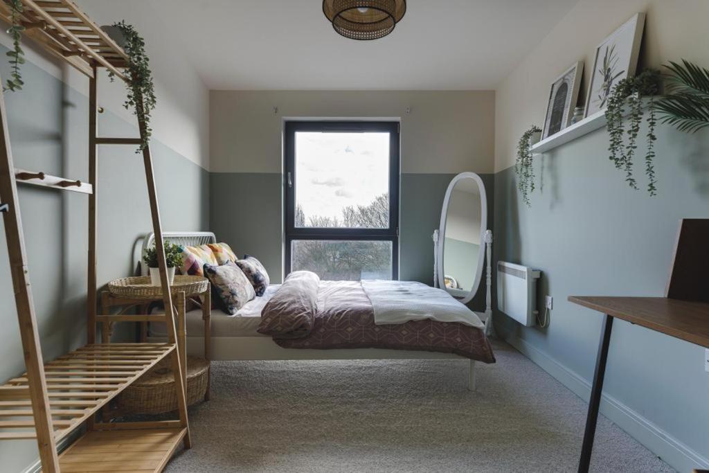 een slaapkamer met een bed en een spiegel bij Large river view room in Londen