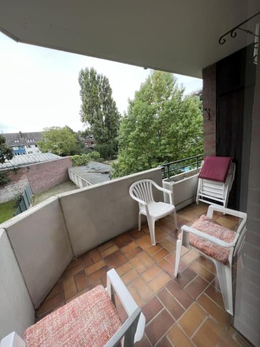 einen Balkon mit 2 Stühlen, einem Tisch und einem Stuhl in der Unterkunft MG06 Schickes Apartment in Zentrumsnähe in Mönchengladbach