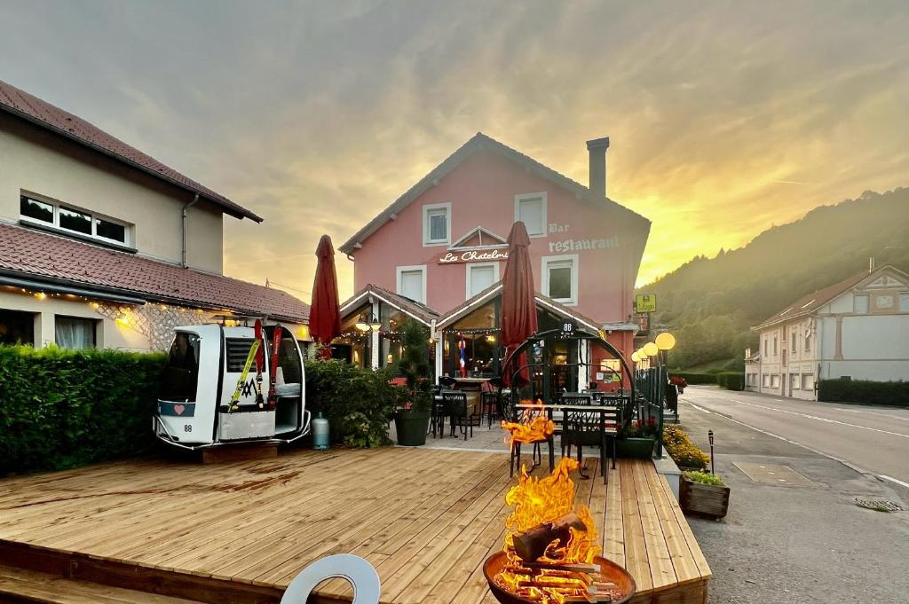 Nespecifikovaný výhled na hory nebo výhled na hory při pohledu z hotelu