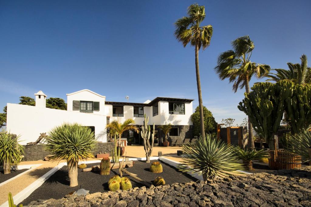 a house with palm trees in front of it at Casa Perdomo in Masdache