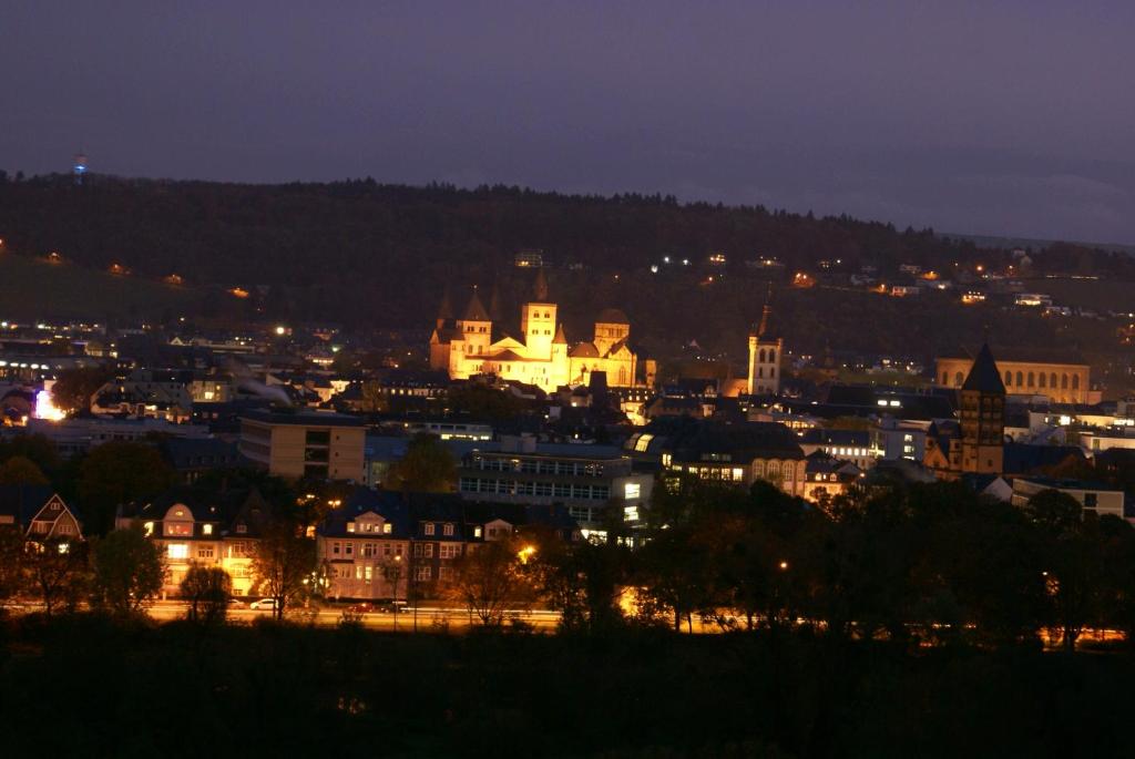 - Vistas a la ciudad por la noche con luces en Logenplatz über Trier, en Trier