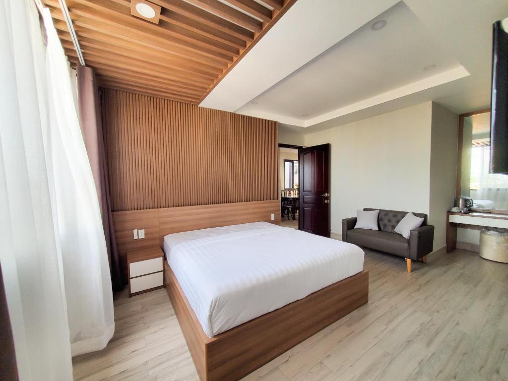 1 dormitorio con 1 cama y 1 silla en Mother's Home, en Ho Chi Minh