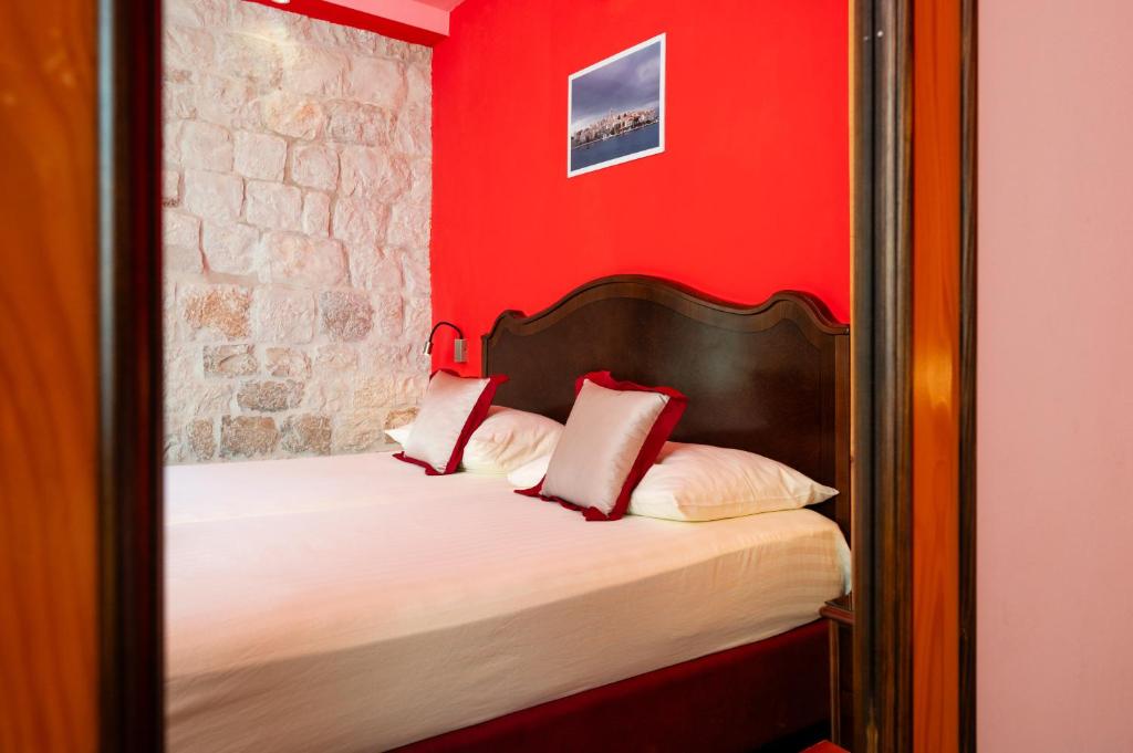 Postel nebo postele na pokoji v ubytování Heritage Hotel Tragos