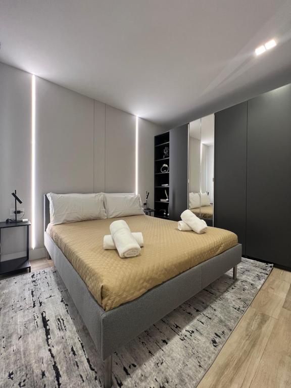 een slaapkamer met een groot bed met 2 kussens erop bij Best price vs quality-Fully equipped & renovated 2Room Suite MonteNero-City Centre in Olbia