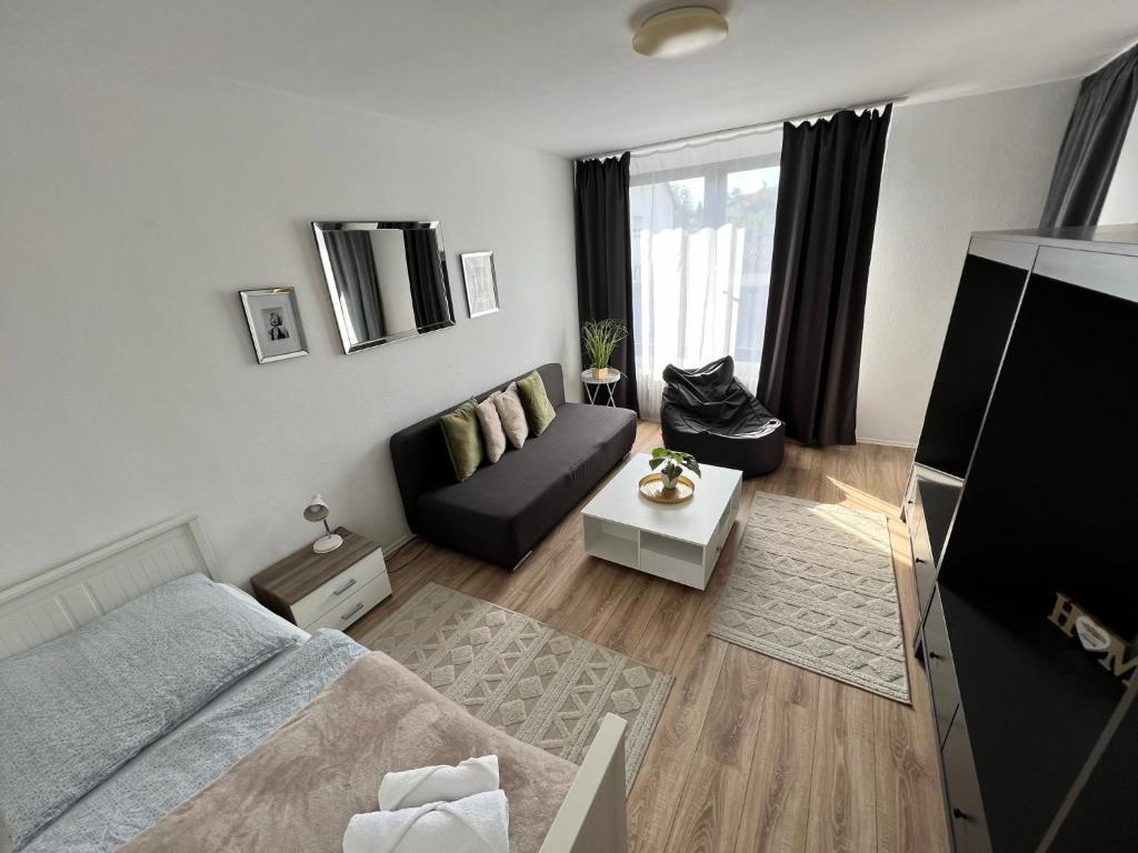 sala de estar con cama y sofá en KnocksCasa4you 2 Zimmer Monteure Appartement Nr 21 in Marburg, en Marburg an der Lahn