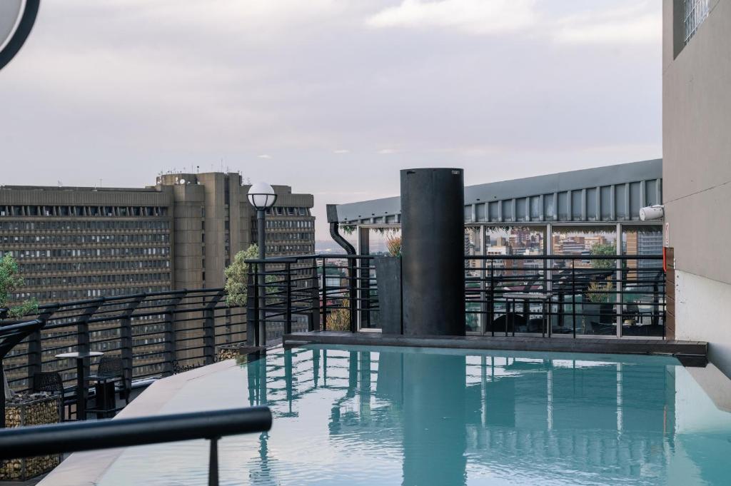 basen na dachu budynku w obiekcie ANEW Hotel Parktonian Johannesburg w mieście Johannesburg