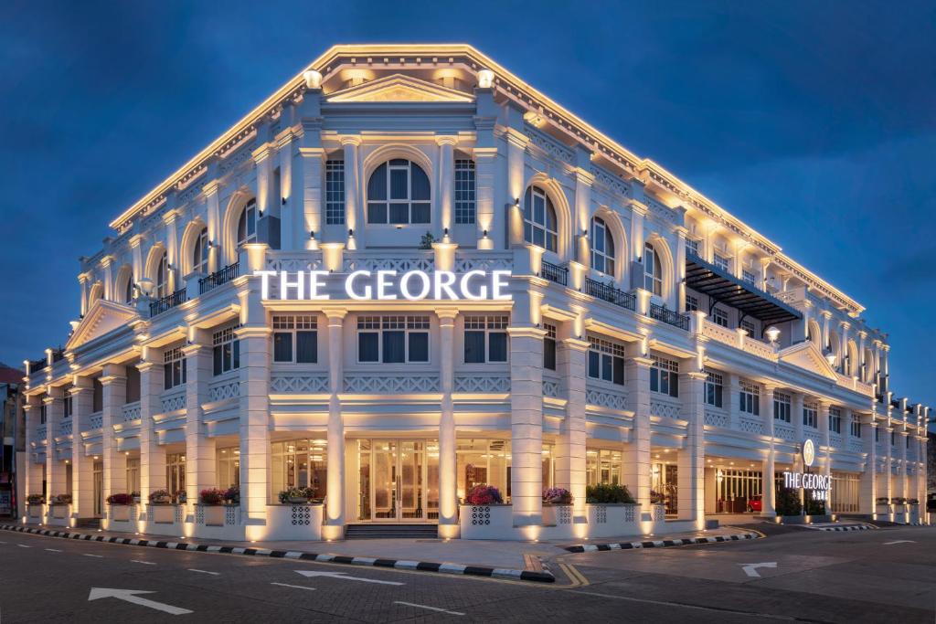 The George Penang by The Crest Collection في جورج تاون: مبنى ابيض كبير عليه لافته