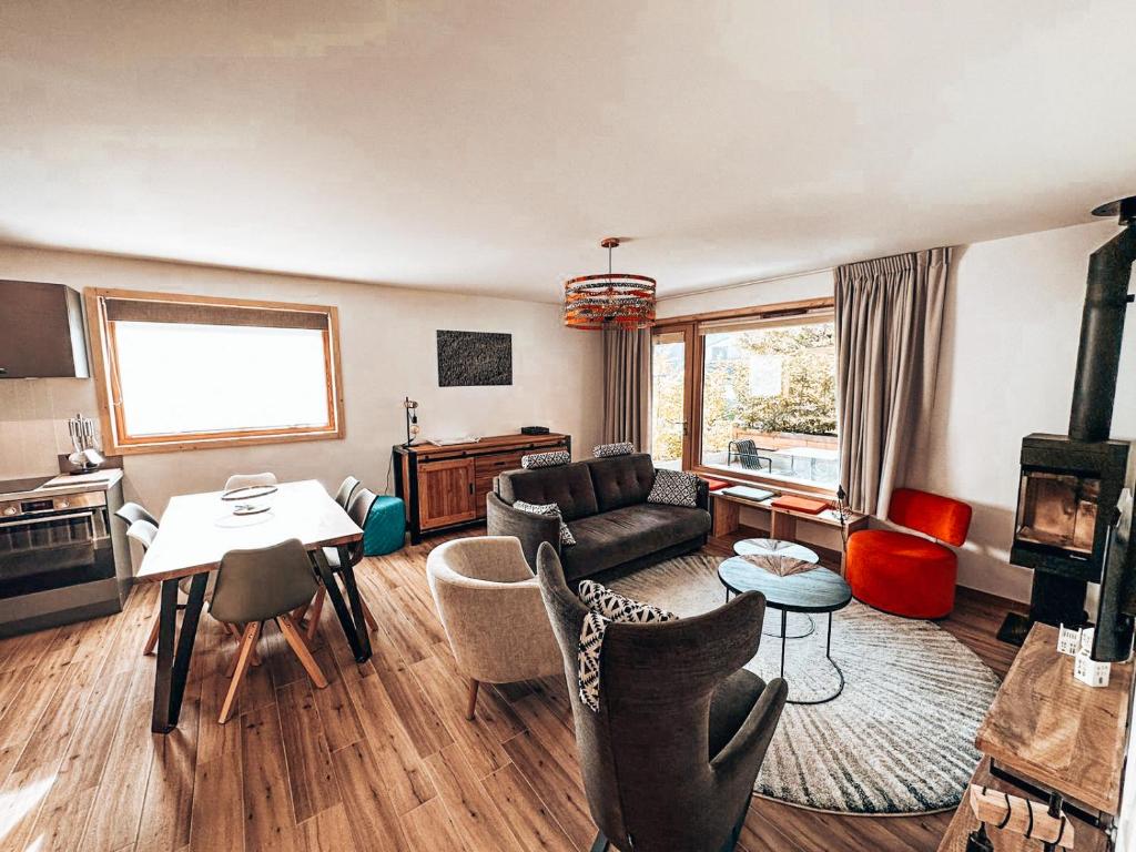 un salon avec un canapé et une table dans l'établissement Génépi, Appartement de charme 6 pers., au Monêtier-les-Bains