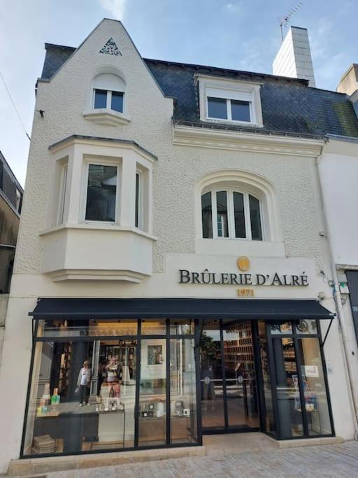 un bâtiment avec un magasin devant lui dans l'établissement Appartement Moderne hyper centre ville 4 chambres, à Auray
