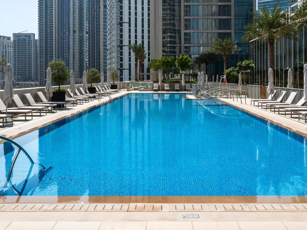 Bazén v ubytování A 3bedroom Luxe Apartment in Downtown Dubai nebo v jeho okolí