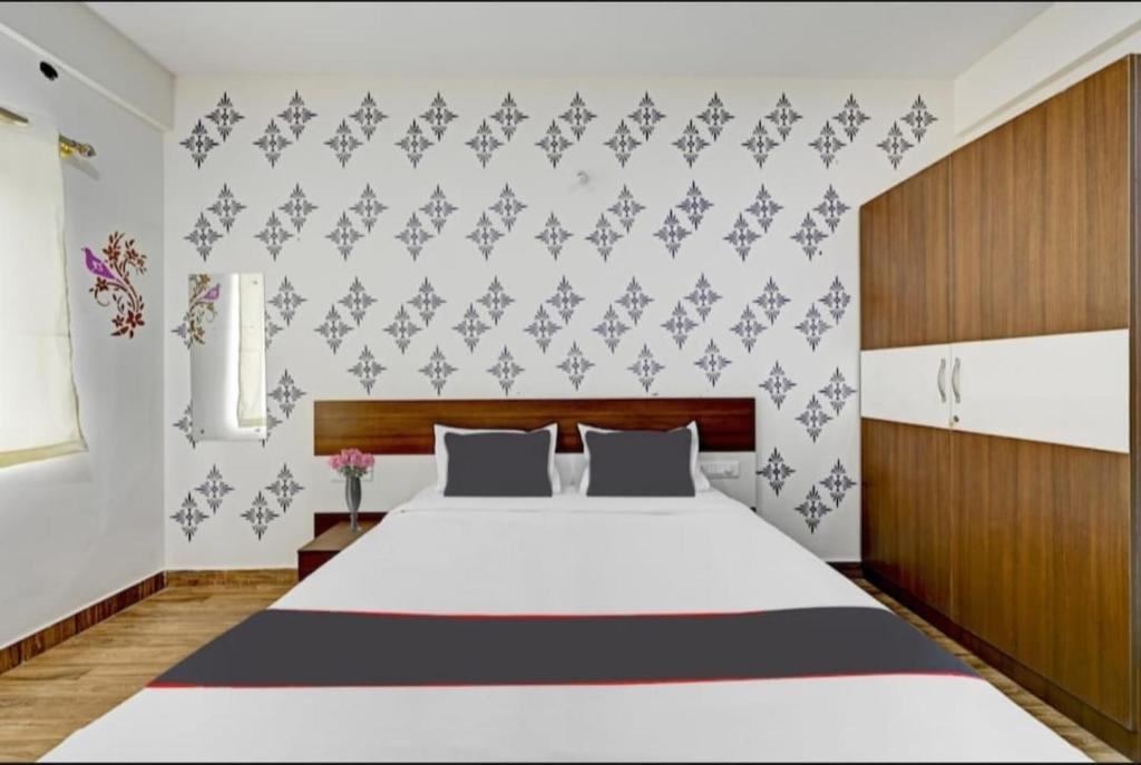 um quarto com uma cama grande e uma parede em preto e branco em Prince residency Venue em Bangalore