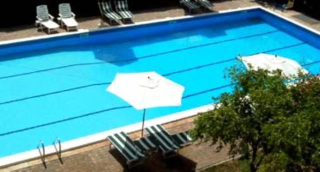Bazén v ubytování Residence Hotel La Commenda nebo v jeho okolí