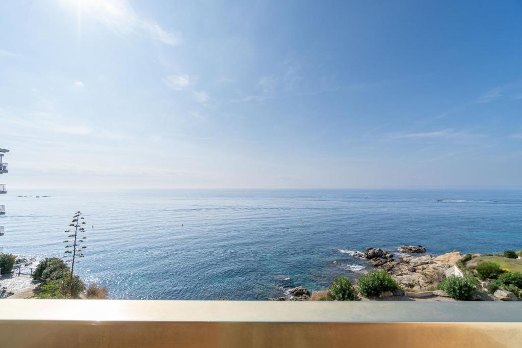 - Balcón con vistas al océano en Apartment Meda Chica, en Roses