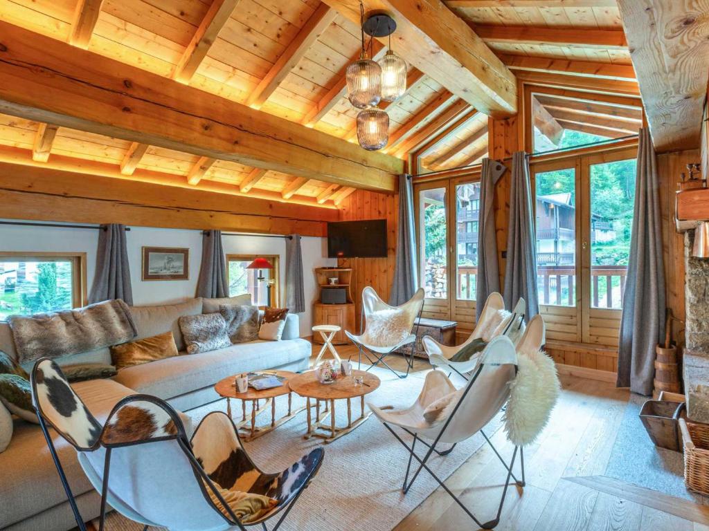 un salon avec un canapé et des chaises dans l'établissement Appartement duplex de haut standing, skis aux pieds, 82m², 8 pers., cheminé, au cœur de Val d'Isère - FR-1-694-305, à Val dʼIsère