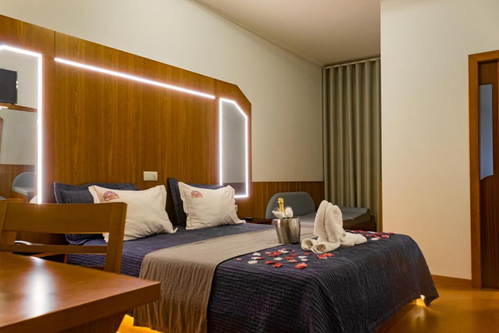 um quarto de hotel com uma cama e uma mesa em Motel Paraíso do Braseiro em Vila Nova de Gaia