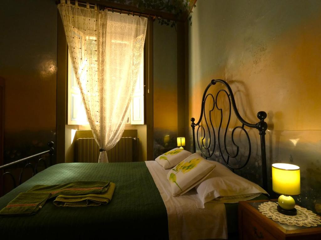 Postel nebo postele na pokoji v ubytování SCAPPO IN UMBRIA, La casa del Duomo
