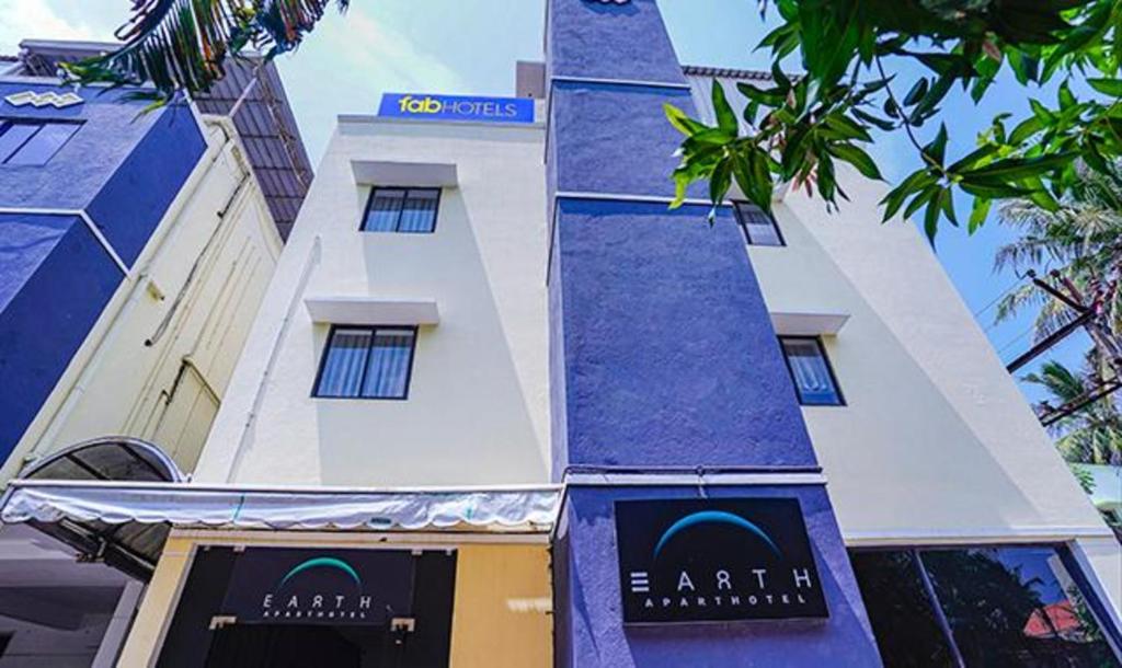 um edifício com um azul e branco em FabHotel Earth 2, Chennai em Chennai