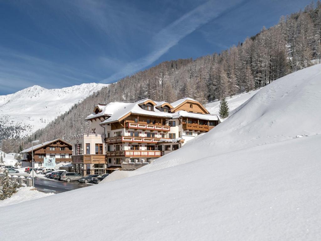 eine Skihütte im Schnee auf einem Berg in der Unterkunft Burghotel Alpenglühn in Obergurgl