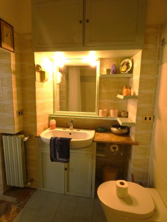 Koupelna v ubytování SCAPPO IN UMBRIA, La casa del Duomo