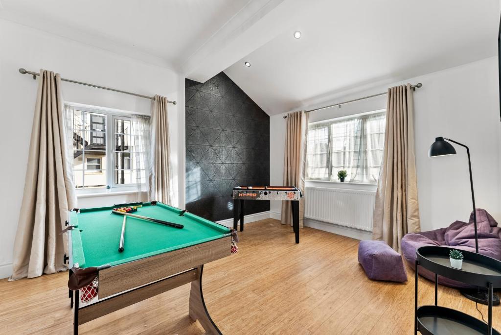 - un salon avec un billard et un canapé dans l'établissement Stunning 4 Bed House - Sleeps 12, à Cheltenham