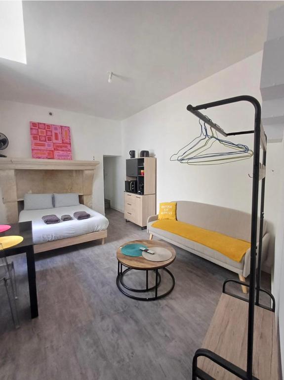 une chambre avec deux lits superposés et une table dans l'établissement le one, à Agen