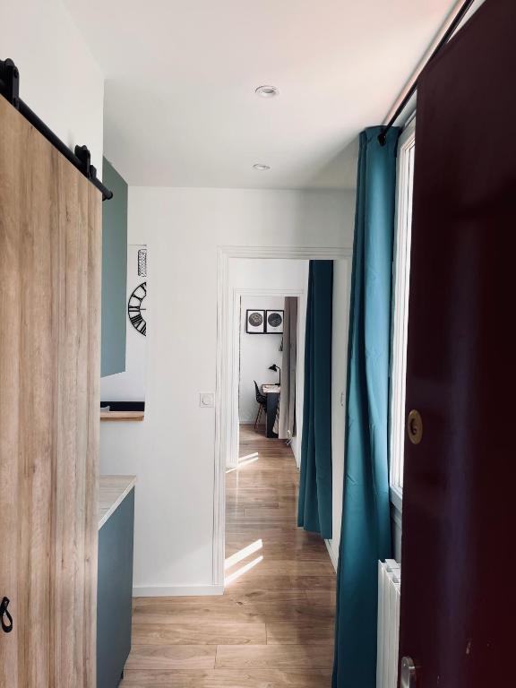 - un couloir avec des murs bleus et blancs et du parquet dans l'établissement Saint Nicaise - Centre historique de Rouen, à Rouen