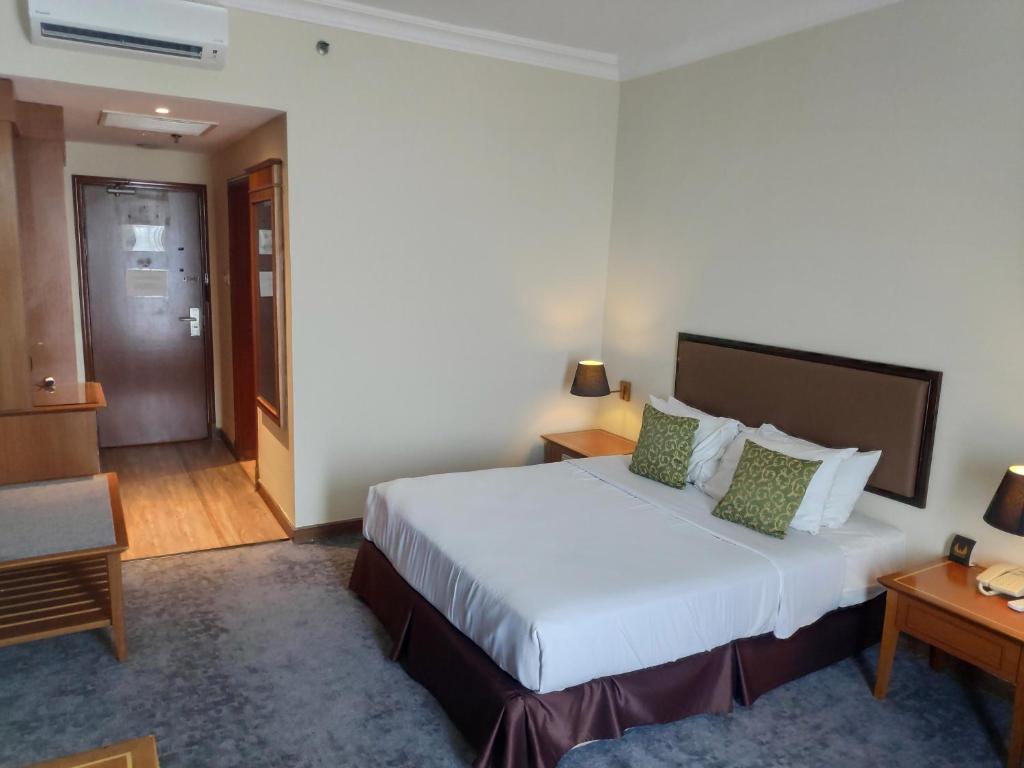 Postel nebo postele na pokoji v ubytování EHSAN SEAVIEW HOTEL PORT DICKSON