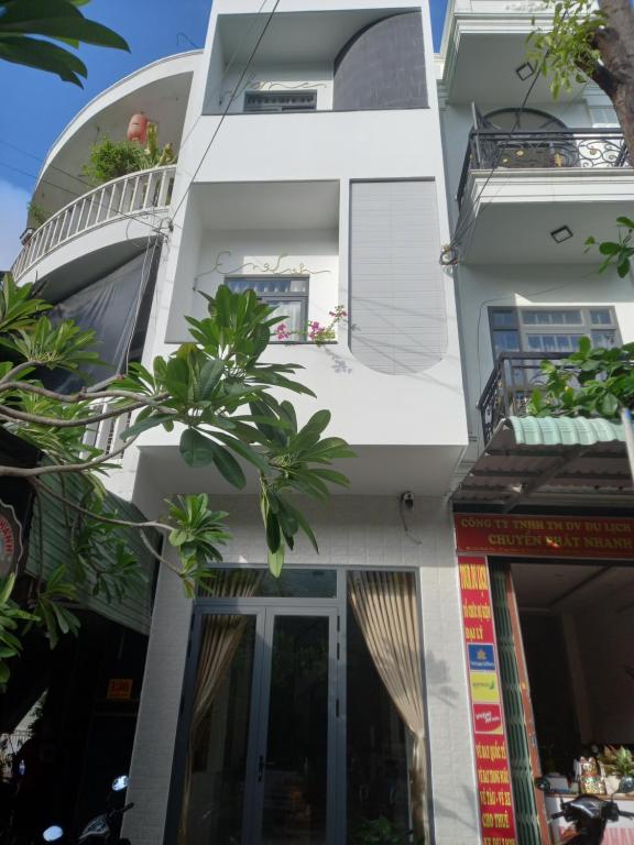 a white building with a balcony and a window at Chang Homestay in Quy Nhon