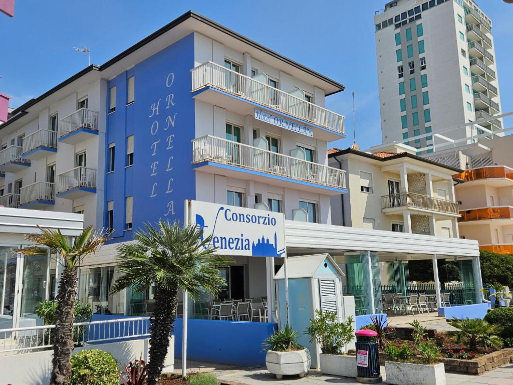 un edificio blu con un cartello davanti di Hotel Ornella a Lido di Jesolo