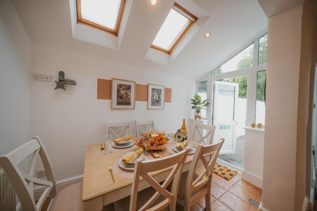a dining room with a table and chairs at Spacious Heart of town w/garden WiFi Smart TV in Cirencester