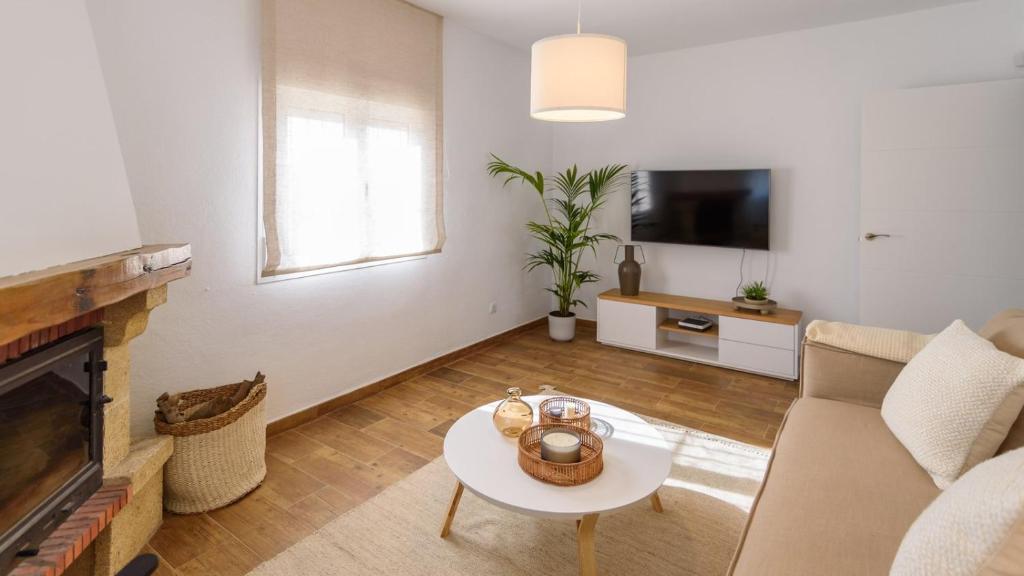 salon z kanapą i telewizorem w obiekcie Casa El Refugio de Paco Alhaurín de la Torre by Ruralidays w mieście Alhaurín de la Torre