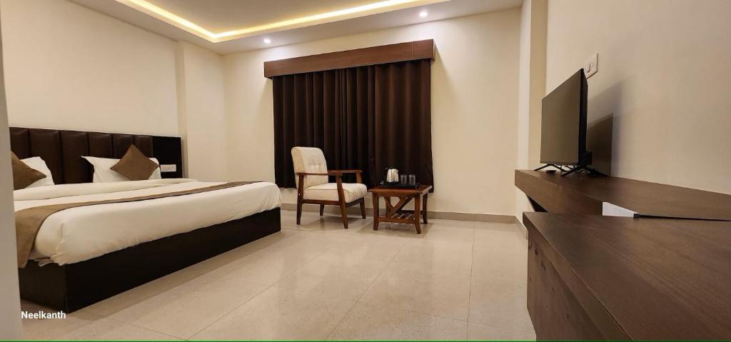 Neelkanth Hotel的电视和/或娱乐中心