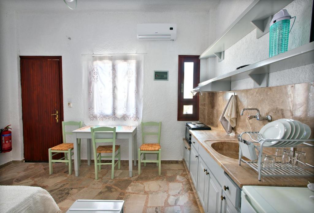 Kuchyň nebo kuchyňský kout v ubytování New Aurora Apts Studios