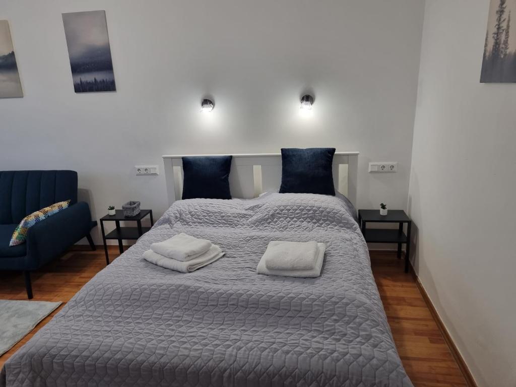 ein Schlafzimmer mit einem großen Bett mit zwei Kissen darauf in der Unterkunft Barcika Apartman in Kazincbarcika