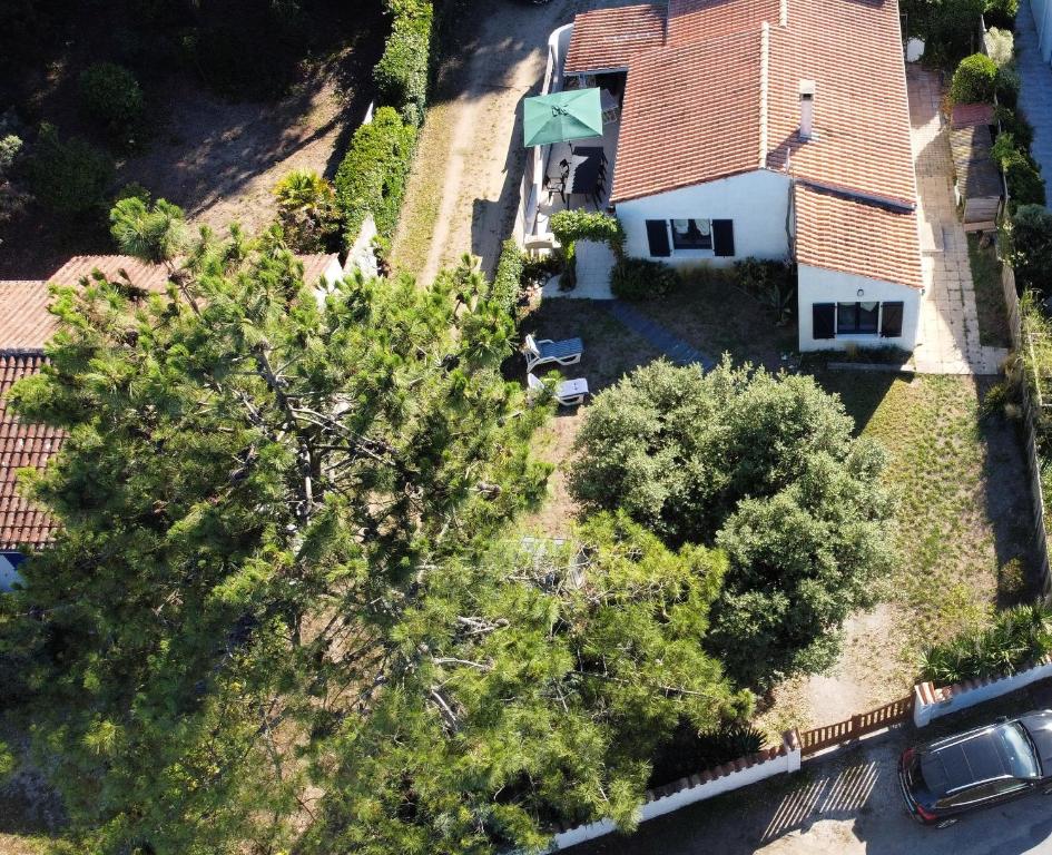 een luchtfoto van een huis met een tuin bij Maison Vert d'Eau in Grand-Village-Plage