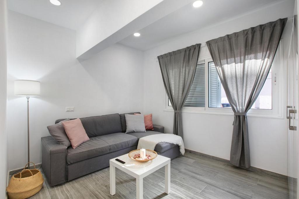 a living room with a couch and a table at Vacacional El Atlántico 1 in Granadilla de Abona