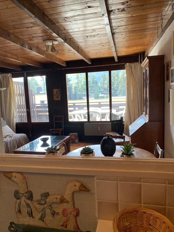 un salon avec un canapé et une table dans l'établissement Monoikos, à Uvernet