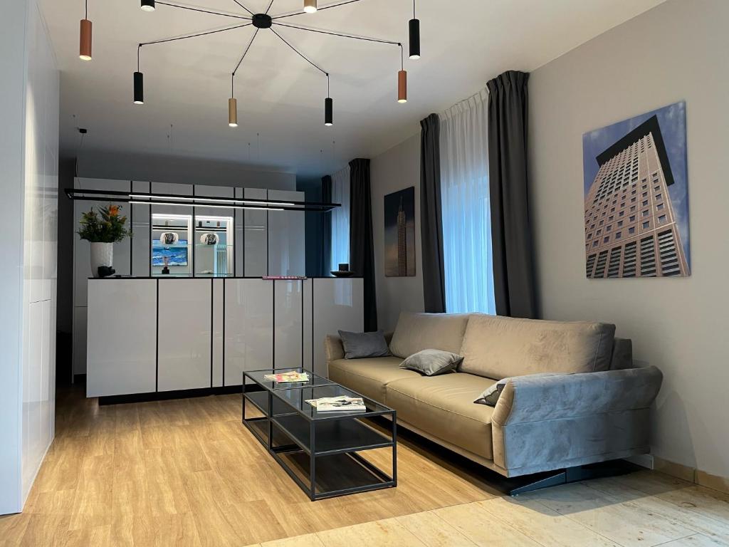 ein Wohnzimmer mit einem Sofa und einem Tisch in der Unterkunft Hotel Niederräder Hof in Frankfurt am Main