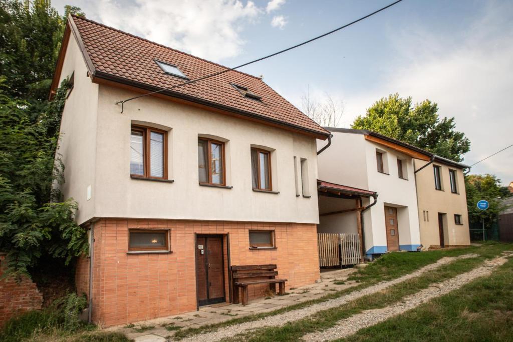une maison au milieu d'une rue dans l'établissement Vinný sklep Kovárna - Nad Presovnou, à Rohatec