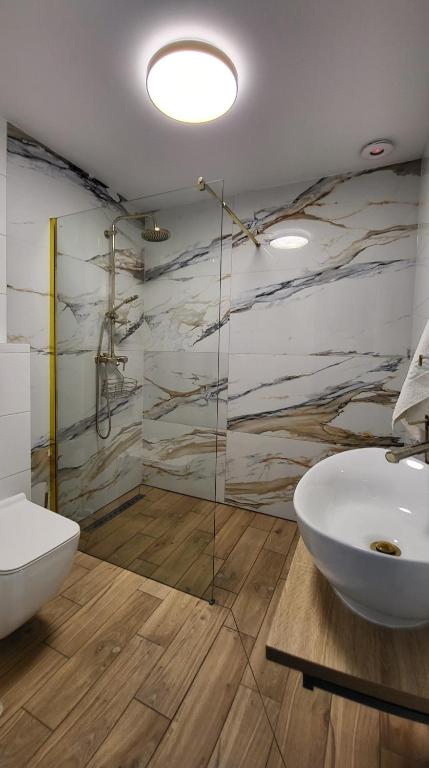 Kúpeľňa v ubytovaní Apartamenty Czerwona Stodoła