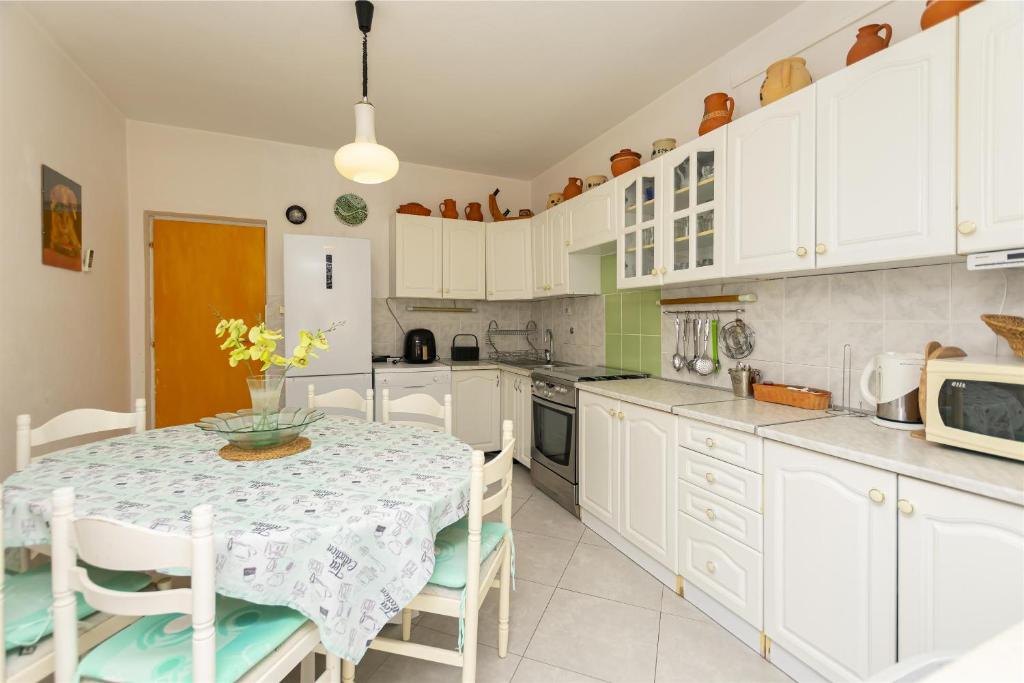 Kuchyňa alebo kuchynka v ubytovaní Apartment Two Sisters