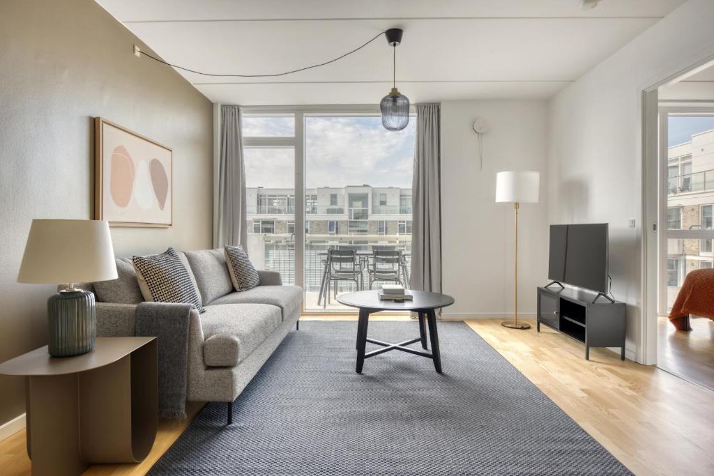 una sala de estar con un sofá y una mesa en Amazing Two Bedroom Apartment in Urban Area, en Copenhague