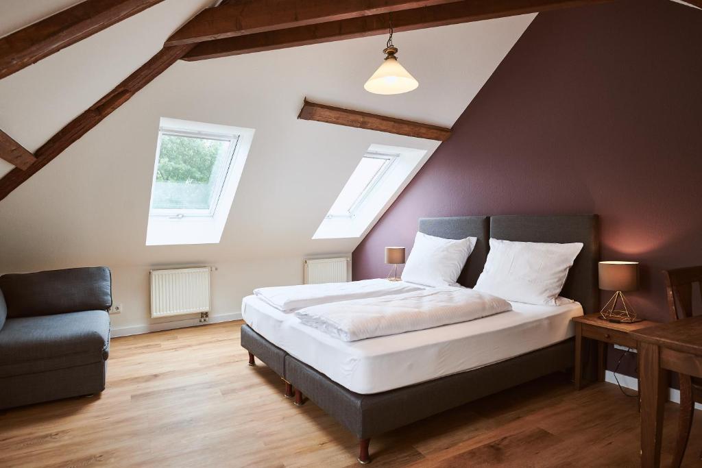 Postel nebo postele na pokoji v ubytování Gutshotel Baron Knyphausen