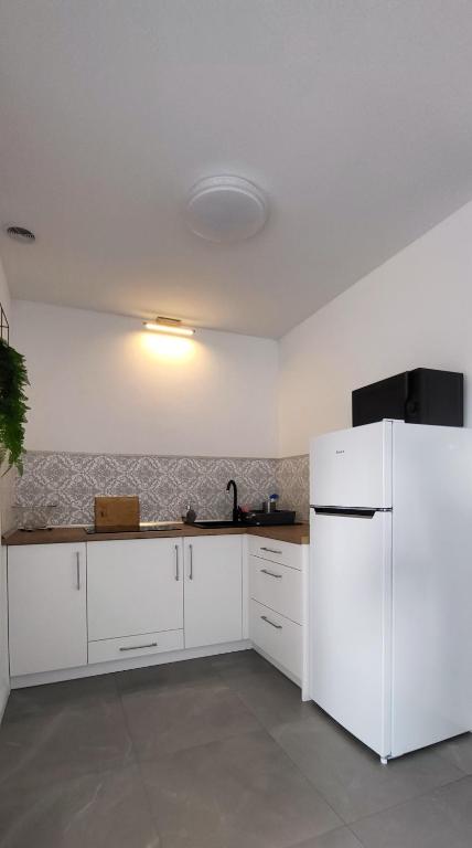 Kuchyňa alebo kuchynka v ubytovaní Apartamenty Czerwona Stodoła
